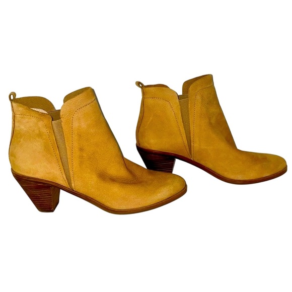 Lucky Brand Women's JANA Fashion Boot SZ 9 1/2 Pull-On Design Leather Upper - Picture 2 of 10